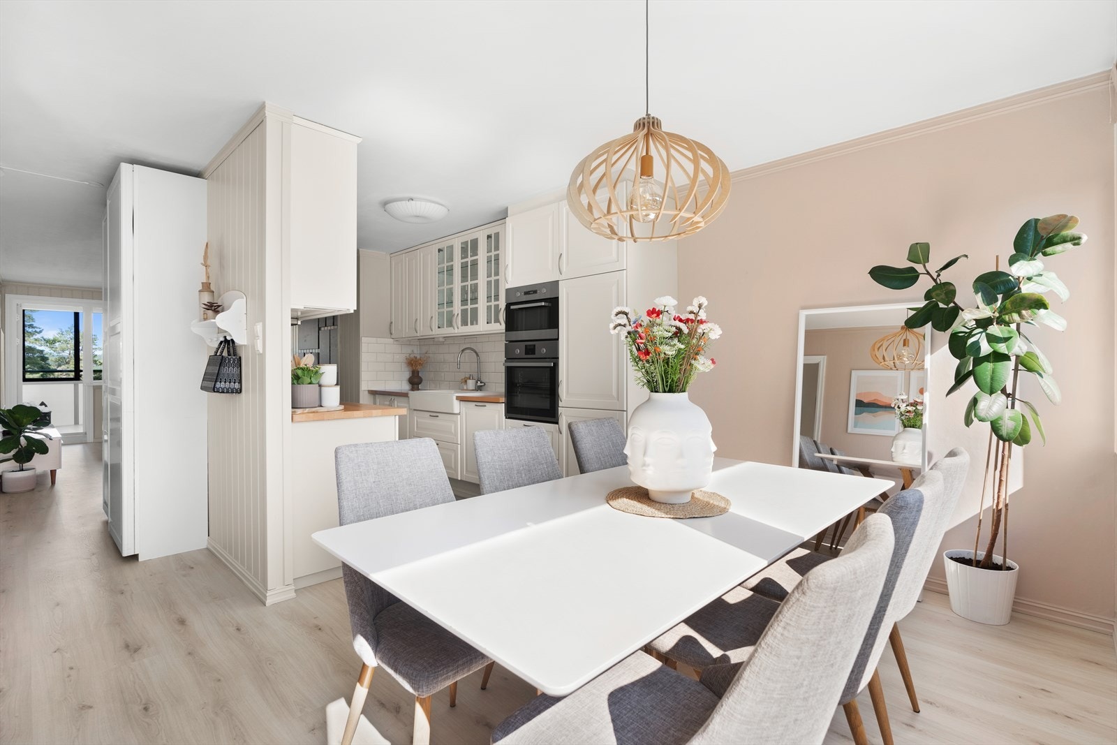 Tilknyttet kjøkkenet er et spiseområde som gir rom for å danne et hyggelig område for venner og familie. Galleribilde