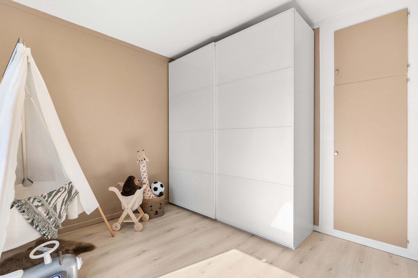 Det er gode lagringsmuligheter i medfølgende garderobeskap. Galleribilde