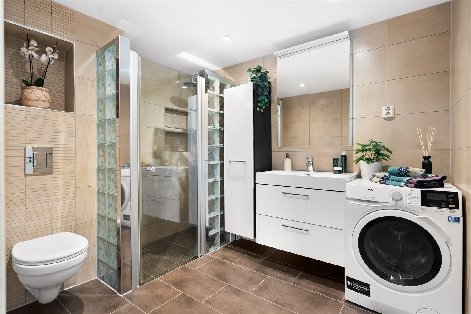 Baderommet er antatt pusset opp i 2009/2010, og har elektriske varmekabler i gulv og opplegg for vaskemaskin. Galleribilde