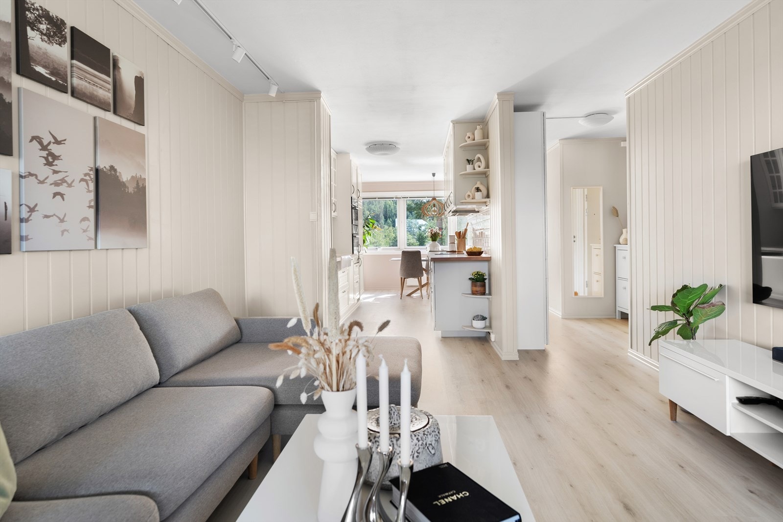 Det er panelvegger og laminatgulv i stue. Galleribilde