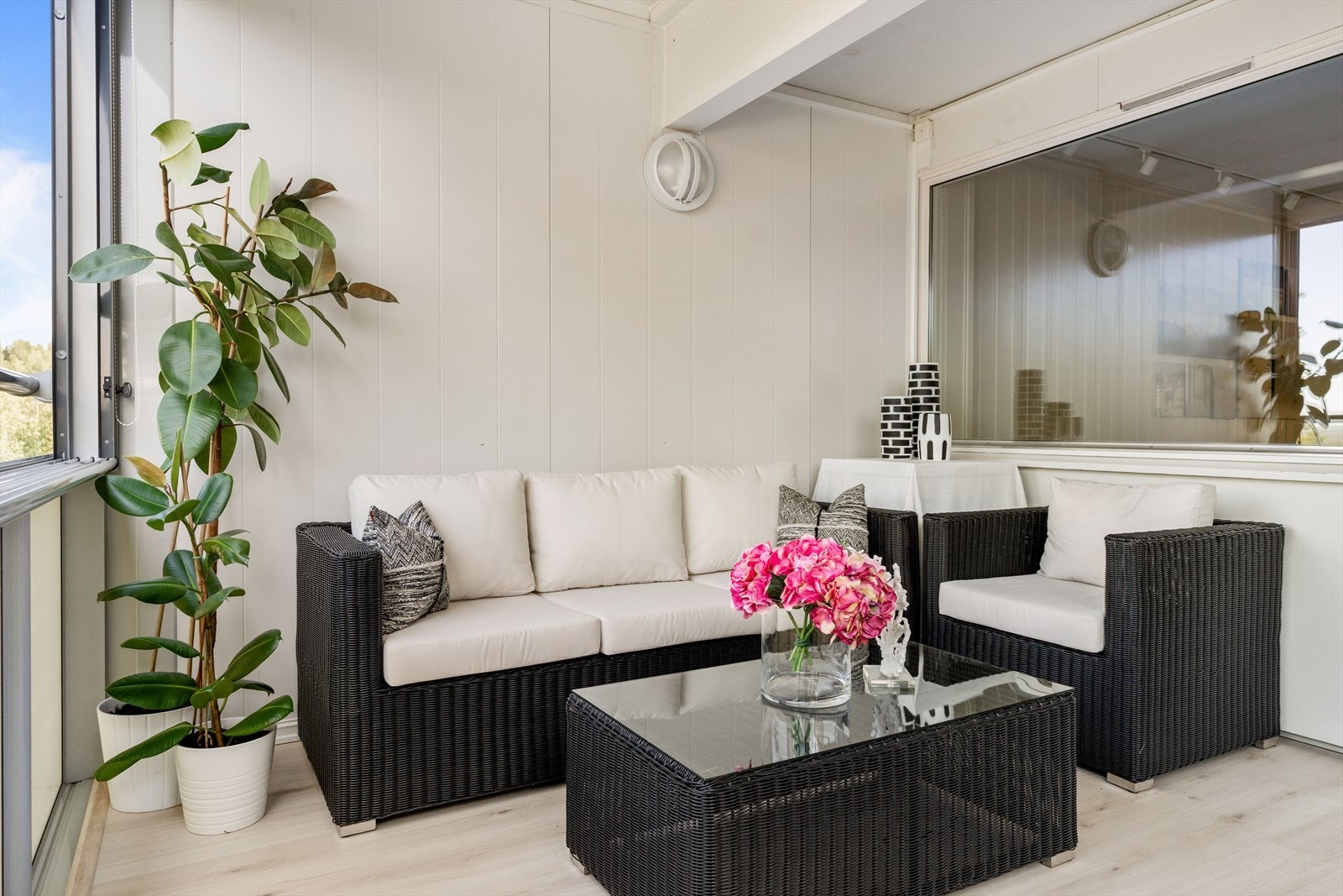 I gulvet er det laminat over betongdekke, og på vegg er det montert belysning. Galleribilde