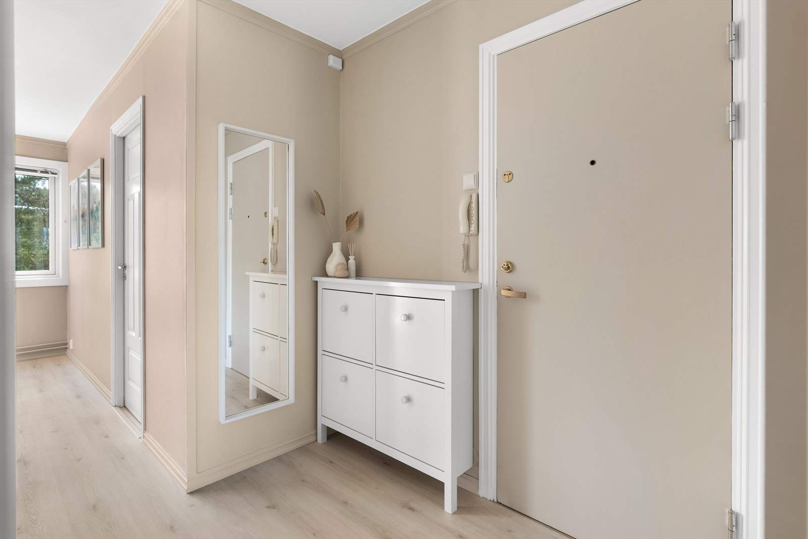 Det er dørcalling montert på vegg i éntre. Galleribilde