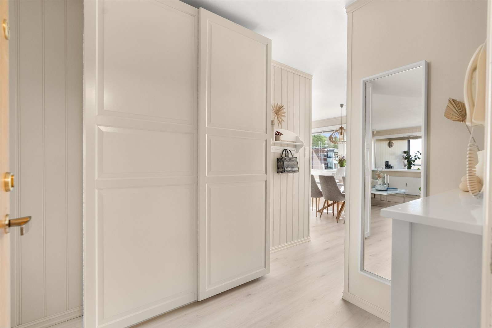 Vel inne blir du møtt av en innbydende éntre med god plass til oppbevaring av yttertøy og sko i blant annet garderobeskap. Galleribilde