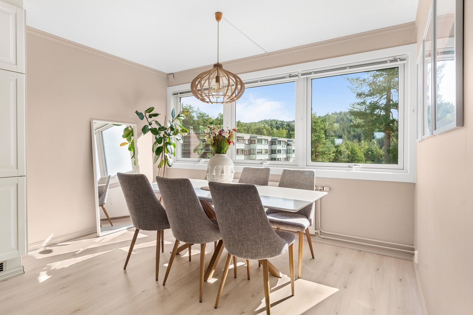 Her er det rikelig med naturlig lysinnfall fra tre store vinduer. Galleribilde