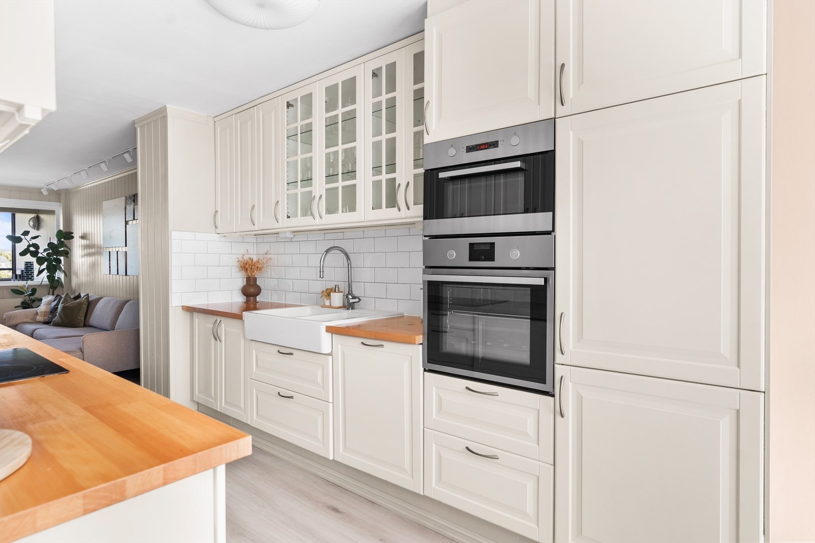 Den flotte dobbeltvasken gjør oppvasken til en lek. Galleribilde