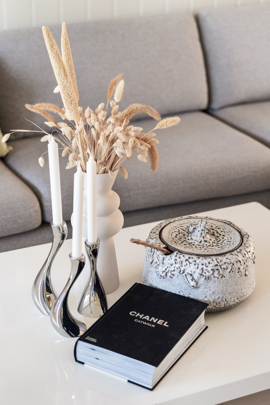 Stuen har god plass til en større sofa og tv-møblement. Galleribilde