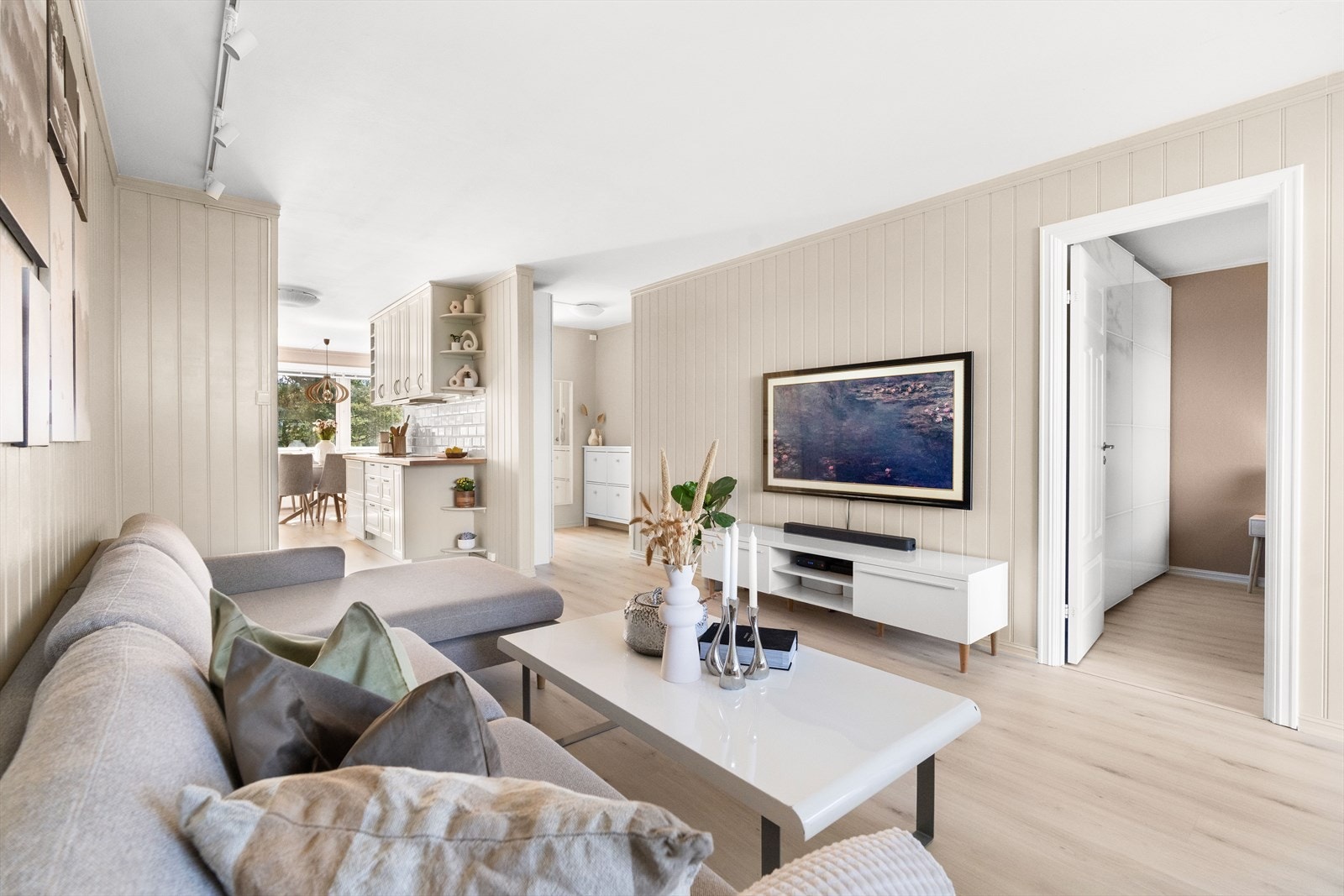 En gjennomgående og lys 3-roms andelsleilighet beliggende i 2. etasje. Fantastisk utsikt fra den vestvendte, innglassede balkongen. Parkering. Galleribilde