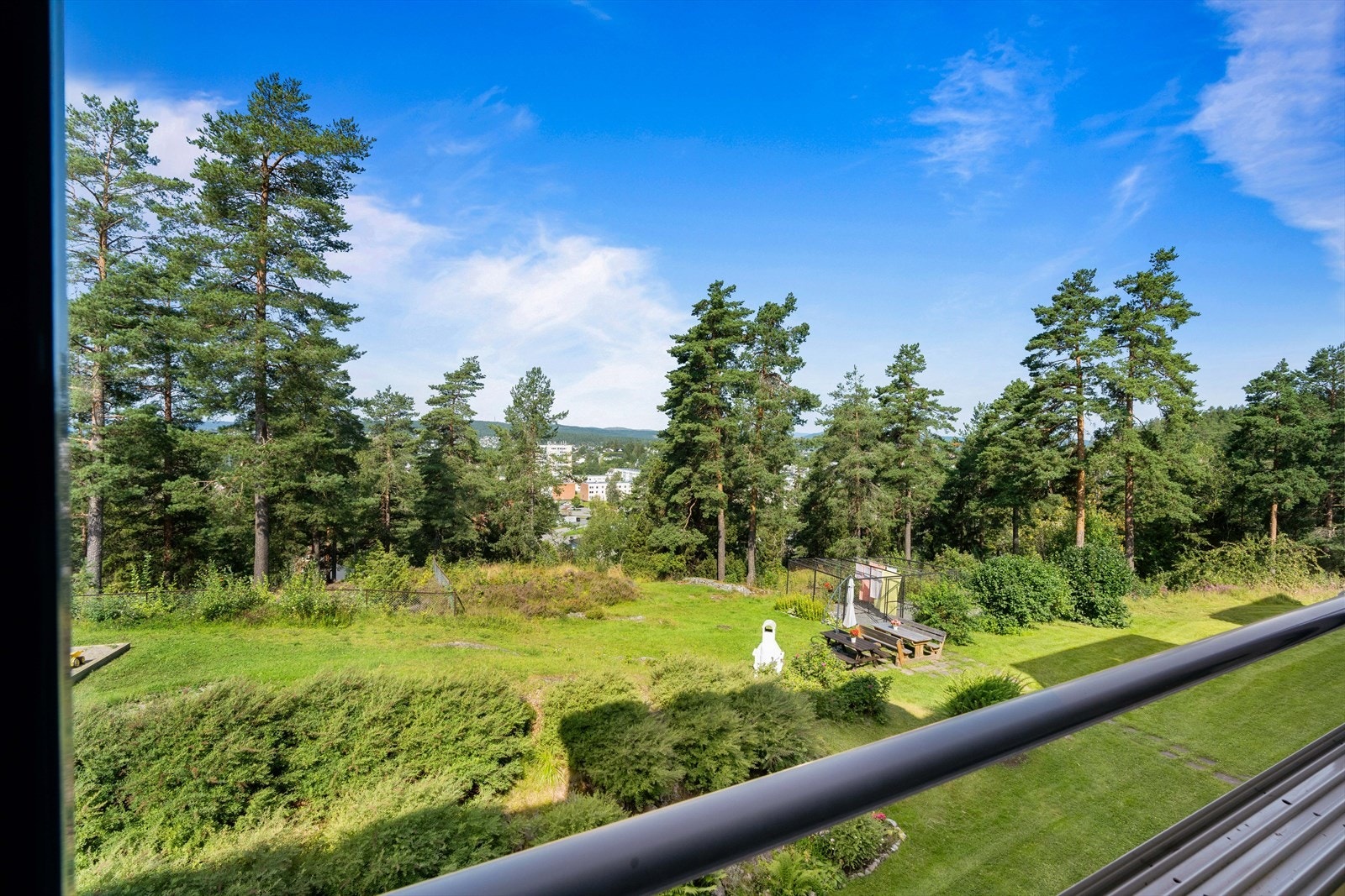 Borettslaget ligger skjermet av omkransende skog, i et sentralt og attraktivt boligområde på Løvenstad i Rælingen kommune. Galleribilde