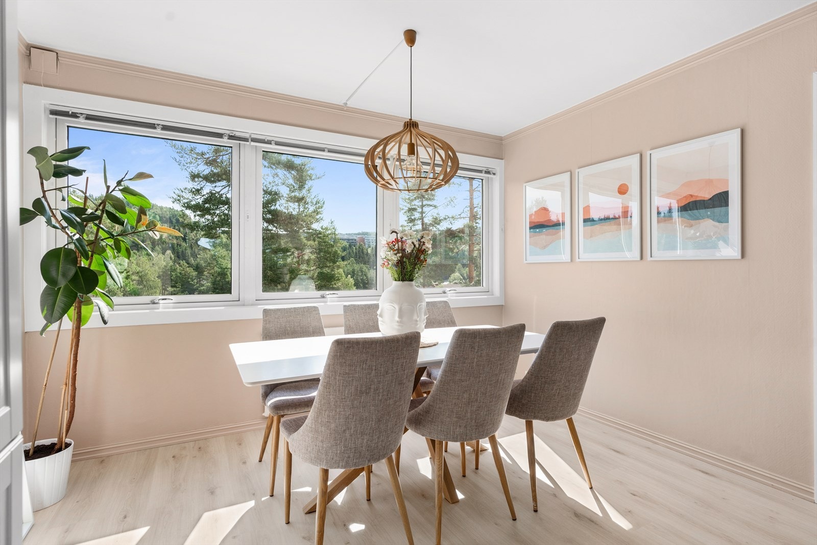 På andre siden av leiligheten er det god plass til en spisestue. Galleribilde