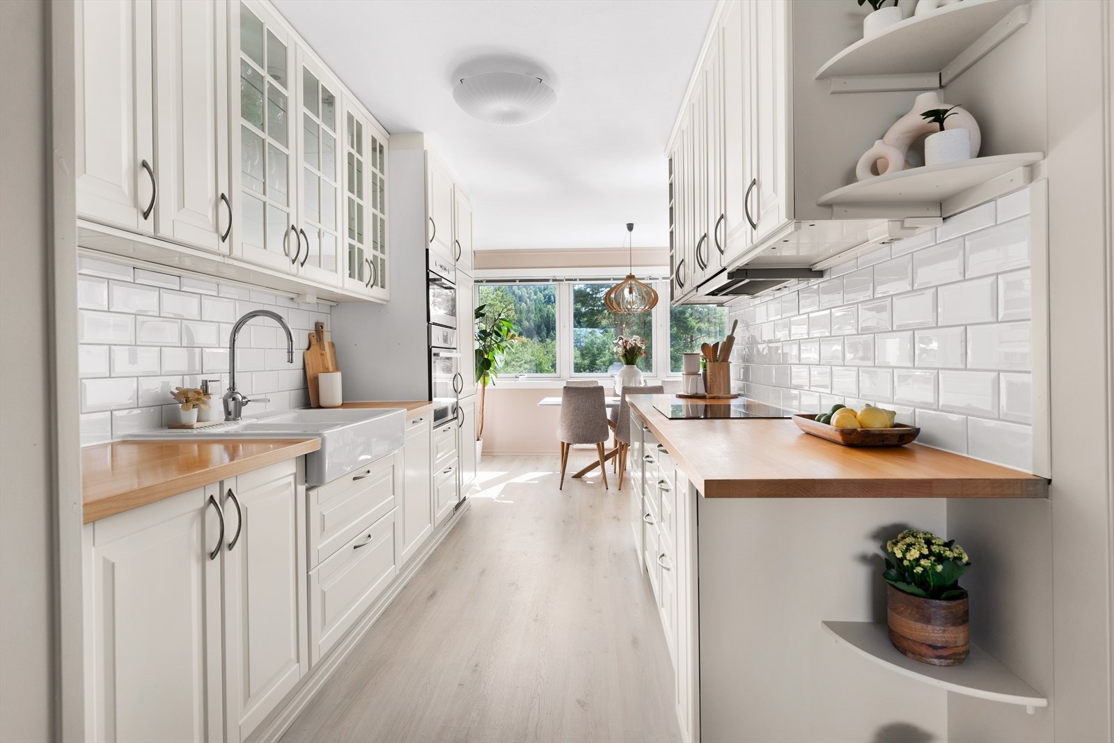 Her har du rikelig med skap- og benkeplass. Galleribilde