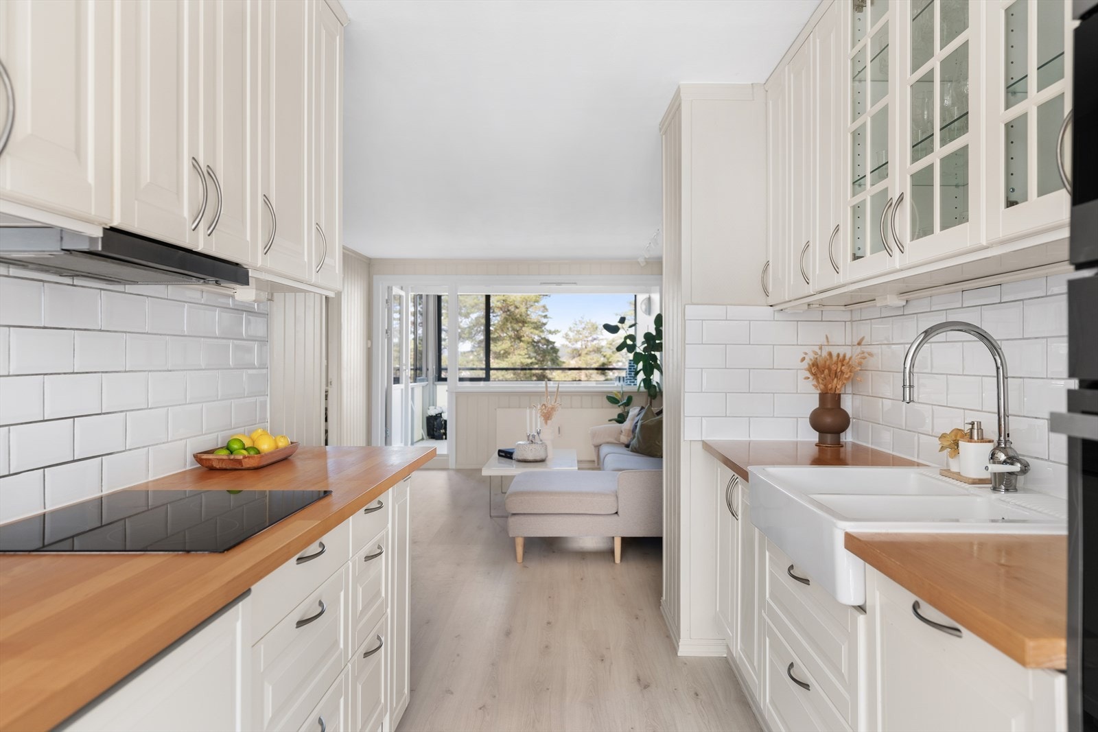 Hvitevarer som stekeovn, mikrobølgeovn, kokeplate, kombiskap og oppvaskmaskin er integrert i innredningen og medfølger i handelen. Galleribilde