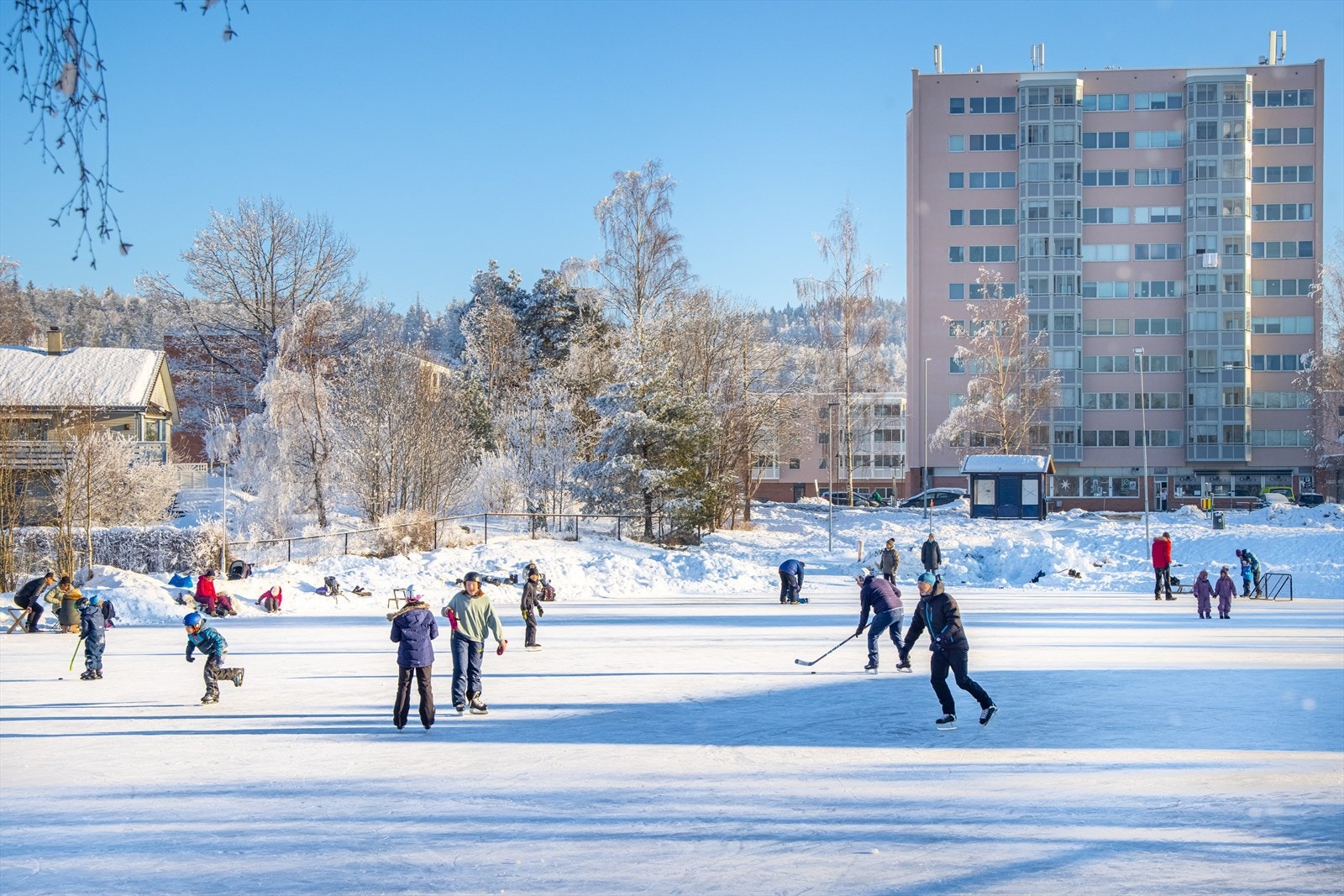 Om vinteren forvandles området til skøytebane. Perfekt aktivitet for barn og ungdom. Galleribilde
