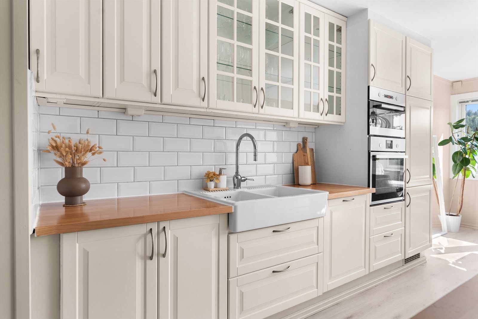 Nåværende eiere har fornyet samtlige kjøkkenskap. Galleribilde