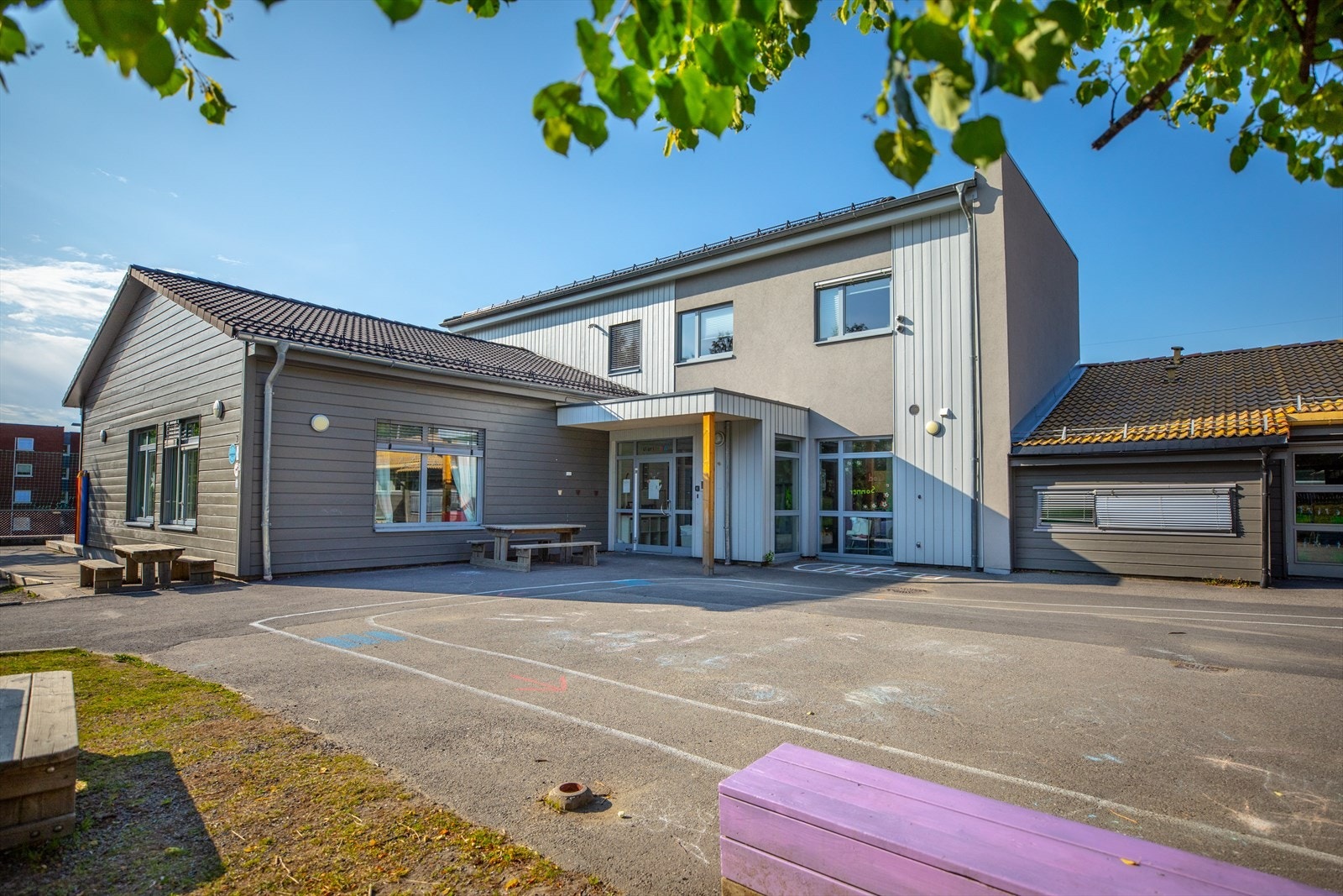 Løvlia og Løvenstad Barnehage ligger rett nedenfor eiendommen. Galleribilde