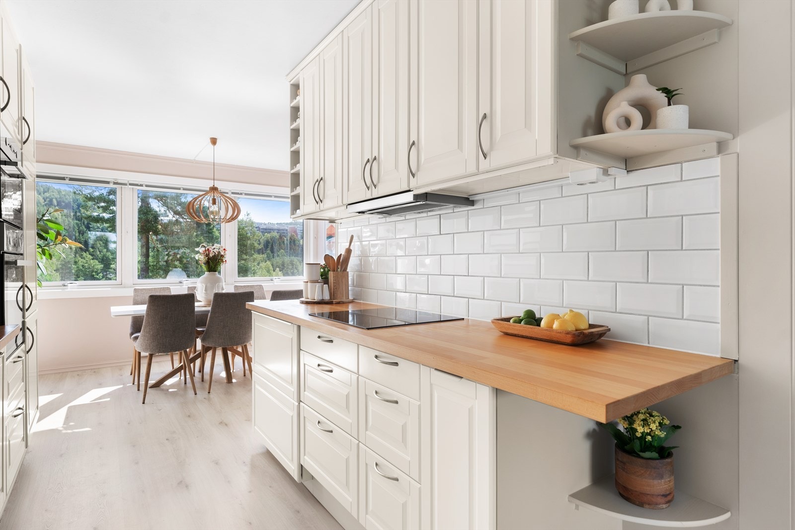 Over kokesone er det integrert ventilasjon - kullfilter. Galleribilde