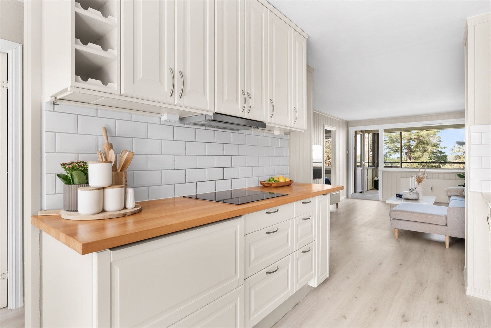 Overskap er bestående av vinhyller, glasskap og åpen hylleplass. Galleribilde