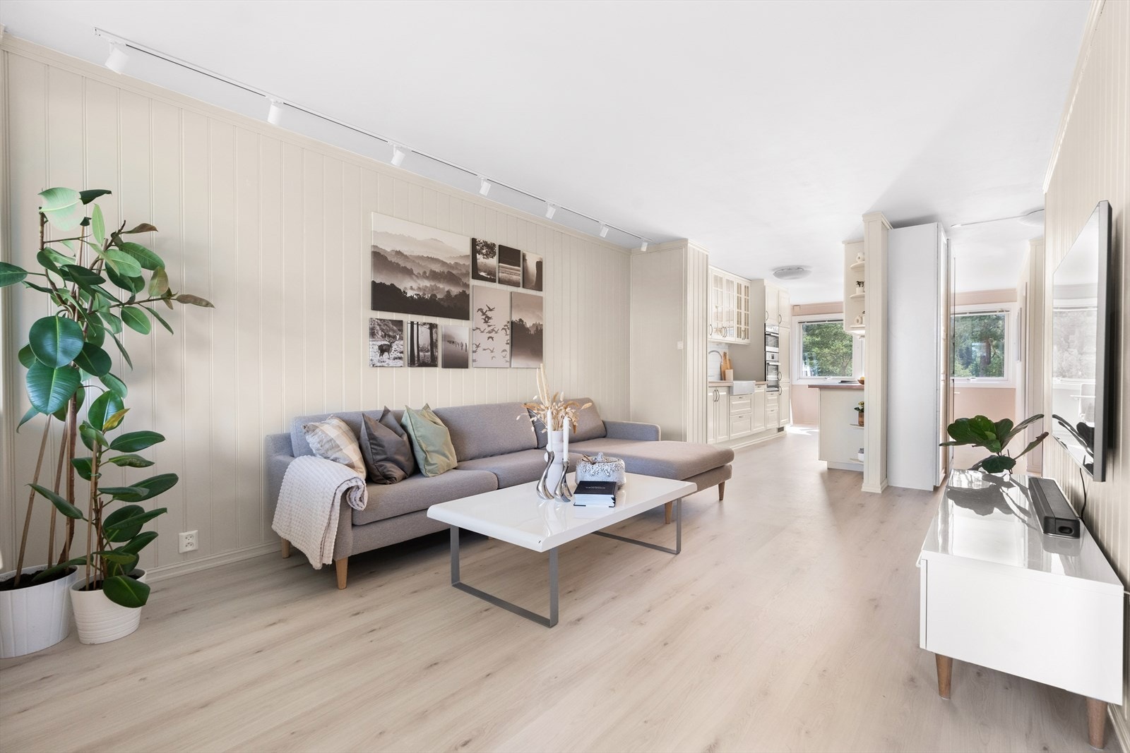 Leiligheten har naturlig lysinnslipp fra to himmelretninger og er delt opp i flere soner. Galleribilde