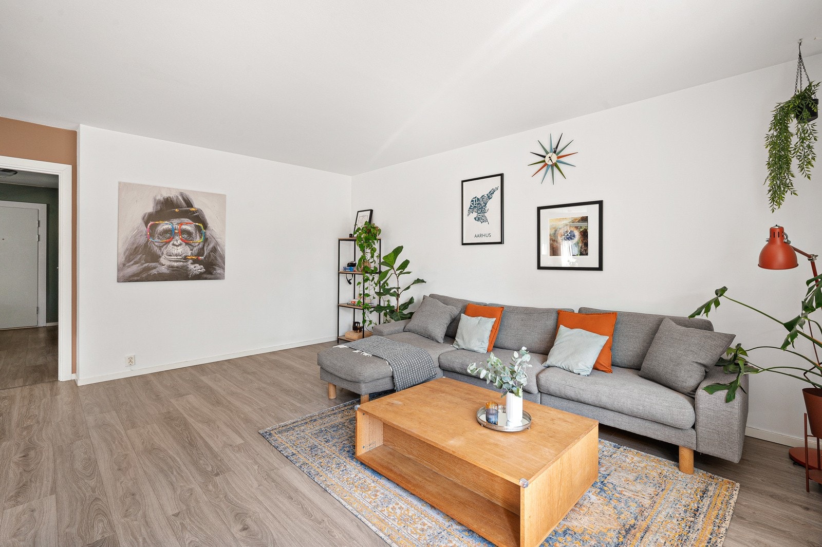 Stuen har godt med plass til spisebord og tv-/sofaavdeling. Galleribilde