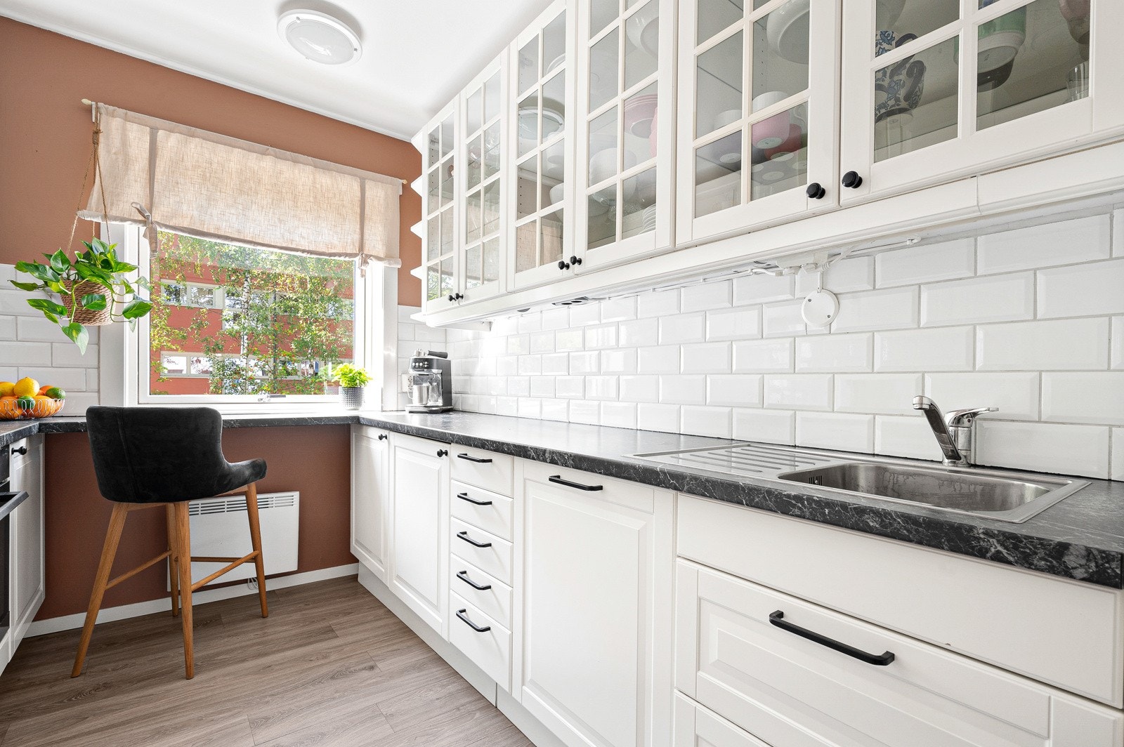 Laminat benkeplate med nedfelt oppvaskkum i rustfritt stål. Galleribilde