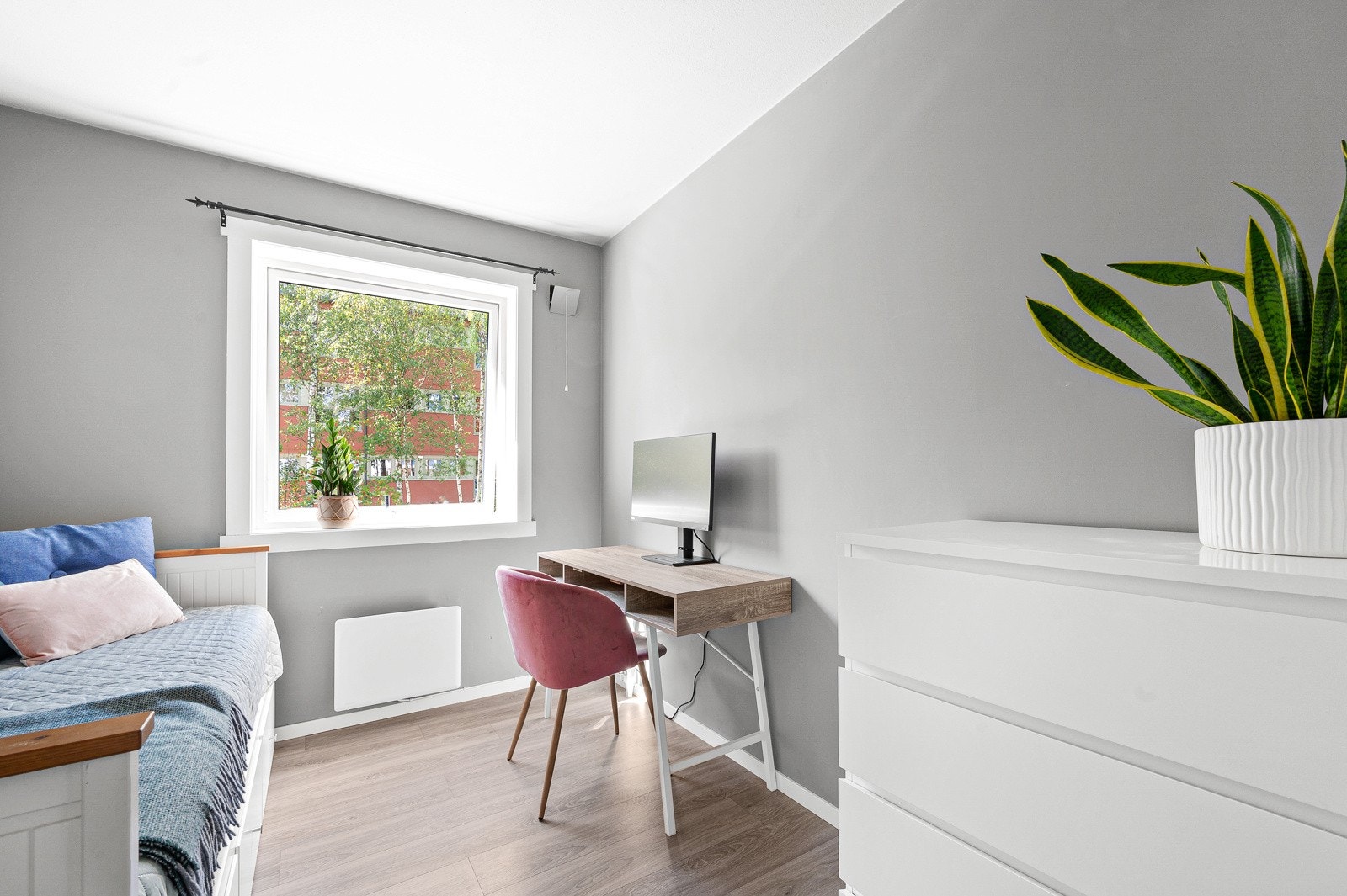Soverom 2 kan fint benyttes som kontor, gjesterom eller barnerom. Galleribilde