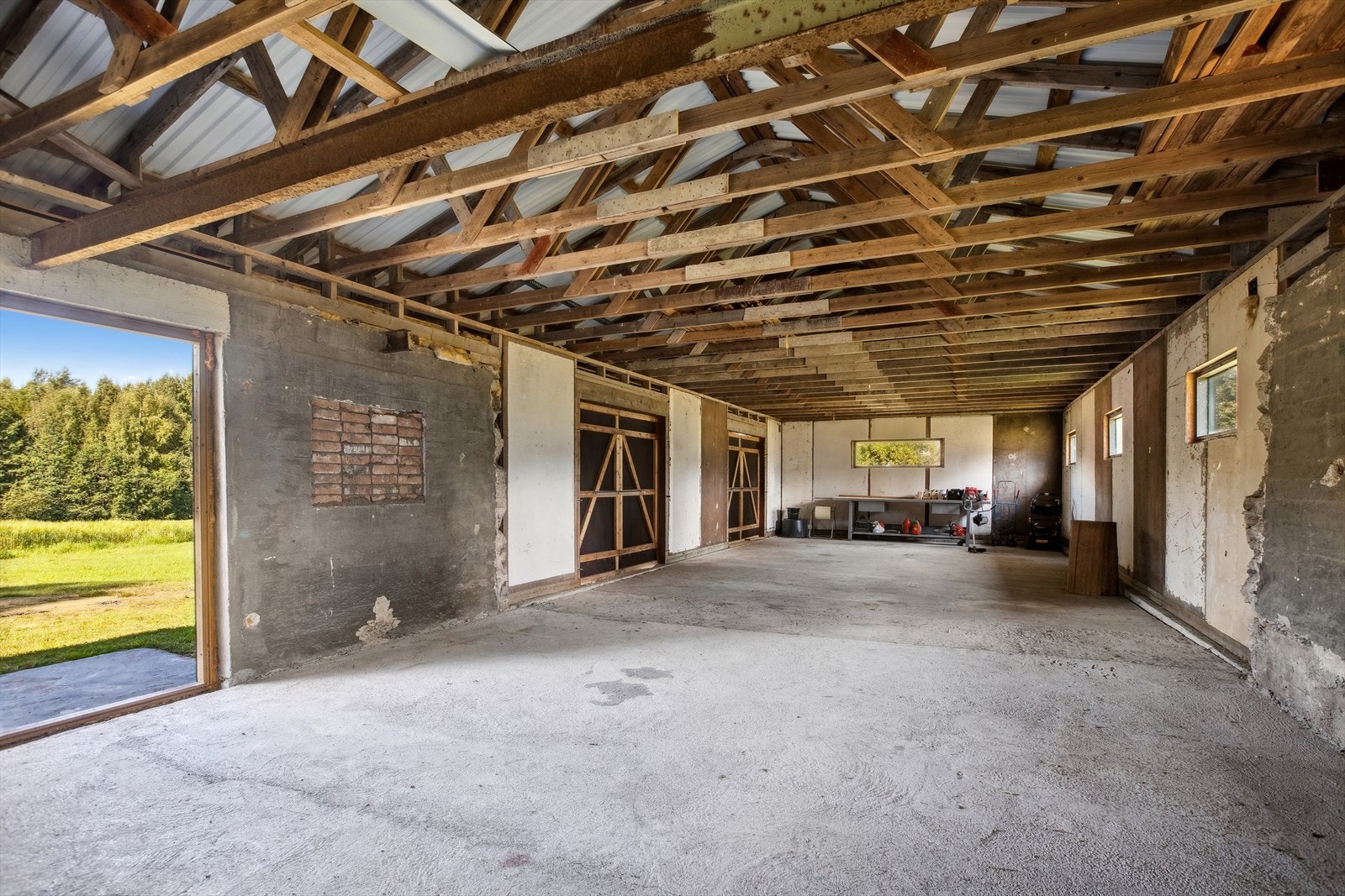 Garasjebygningen har tidligere vært et fjøs som er tilbygd. Galleribilde