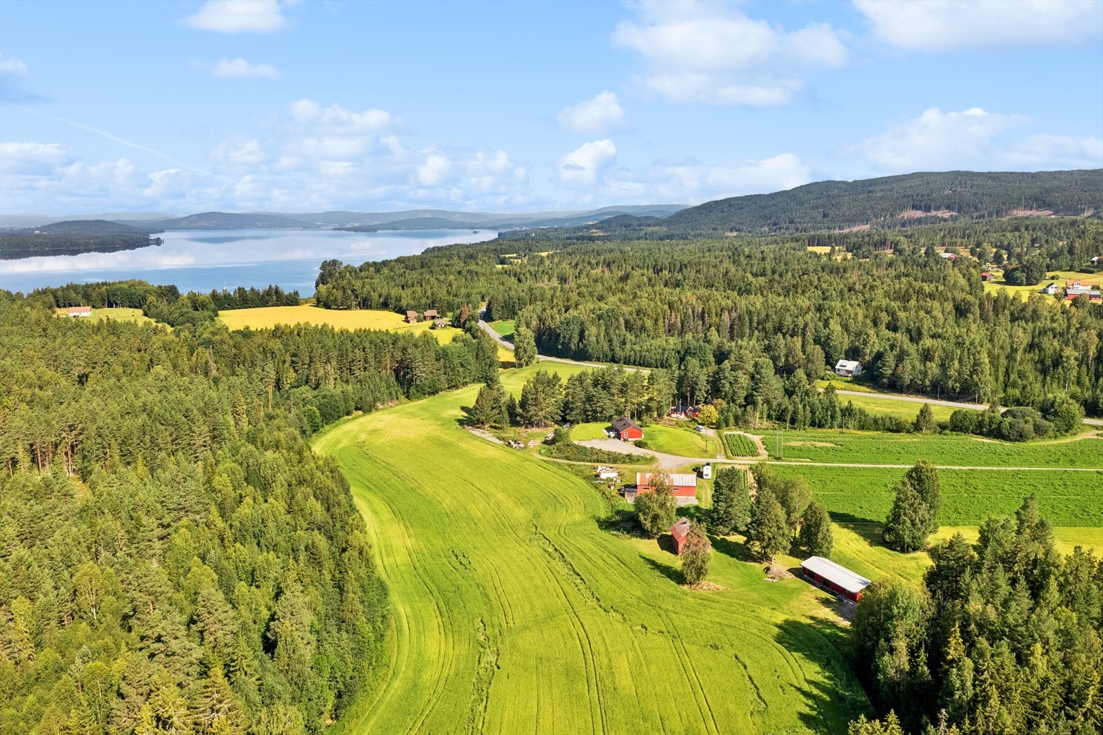 Området er preget av landbruksarealer, skog og med Storsjøen et stykke unna. Galleribilde