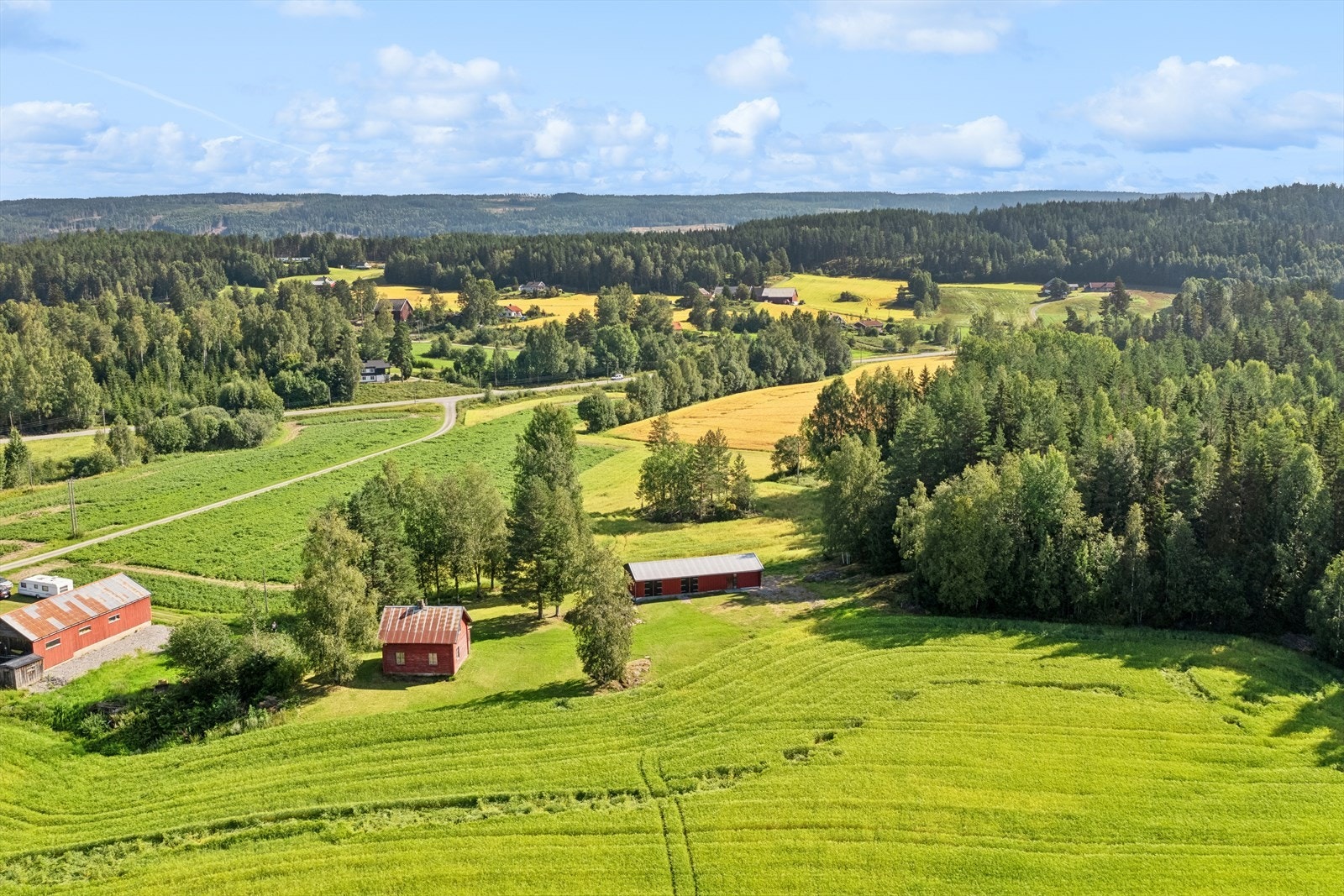 Tomten er på 21,6 daa hvorav 15,8 daa er dyrker mark. Galleribilde
