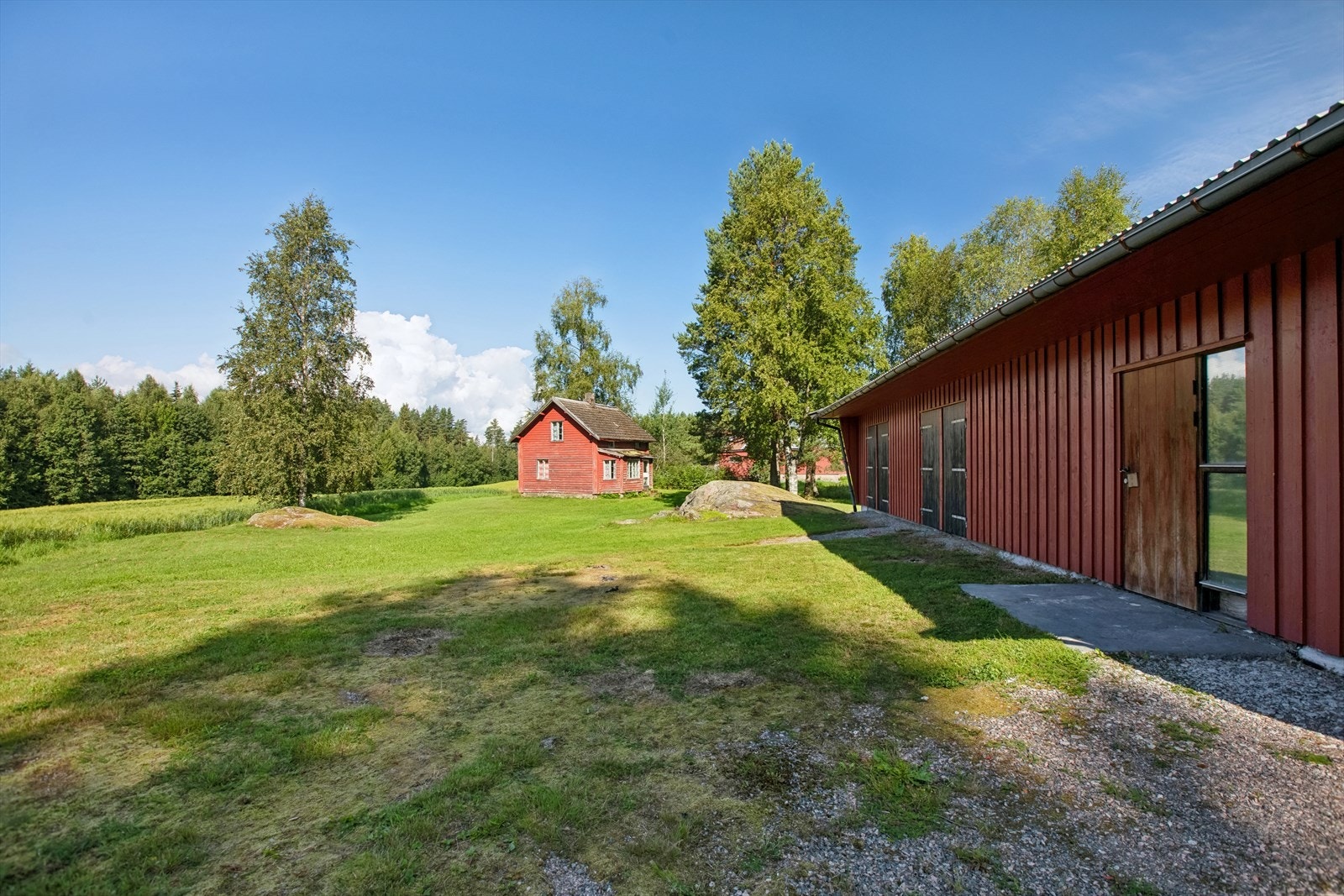 Stor garasjebygning med to porter. Galleribilde