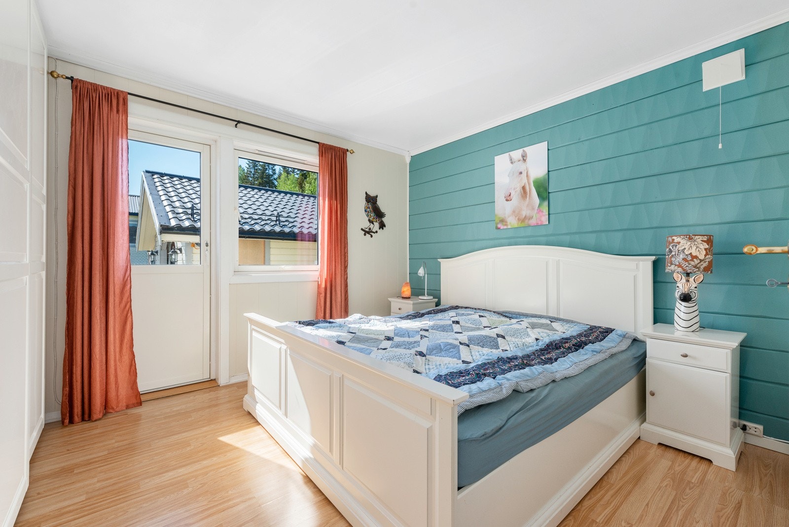 Boligen er opprinnelig godkjent med 4 soverom, i dag er det 2 rom som brukes som soverom, et som brukes som garderoberom og et som hunderom. Galleribilde
