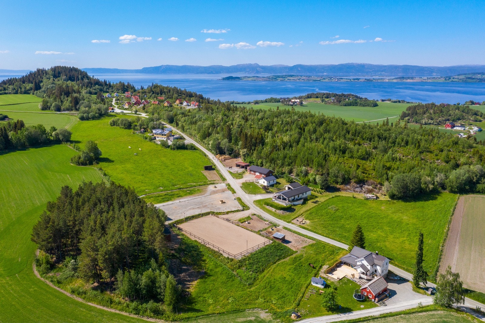 Eiendommen har en stor flott tomt på ca. 30 mål. Galleribilde