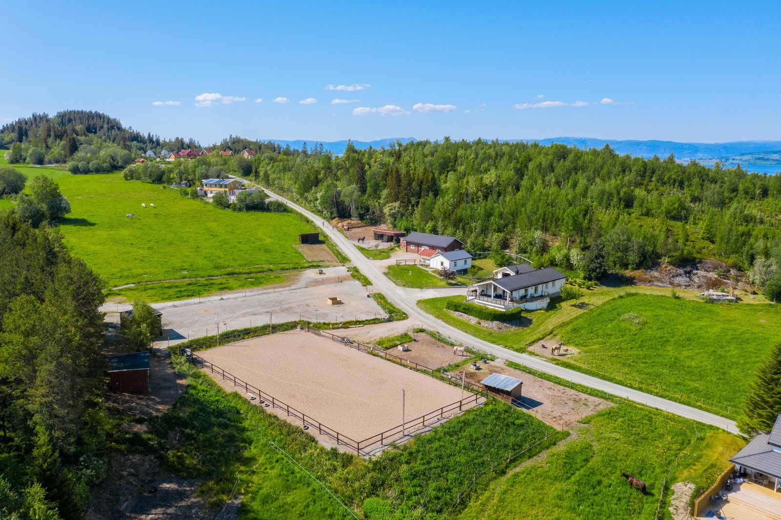 Velkommen til Storsvedalen 54! Et svært innholdsrikt småbruk med idyllisk beliggenhet. Galleribilde