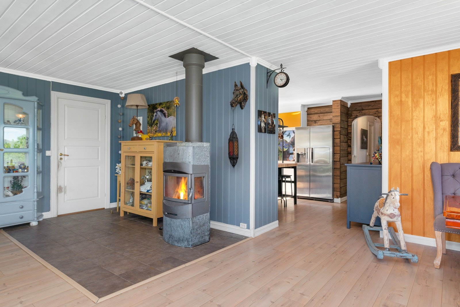 Vedfyring og varmepumpe på stue. Galleribilde
