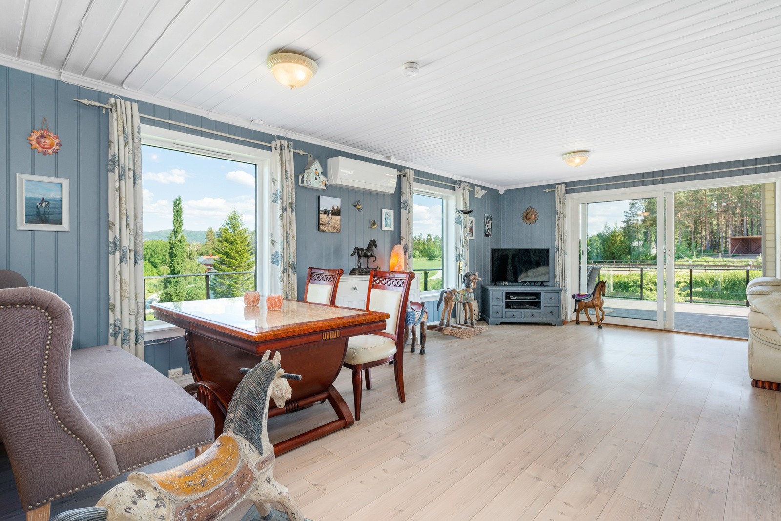 Store vindusflater sørger for rikelig med naturlig lysinnslipp. Galleribilde