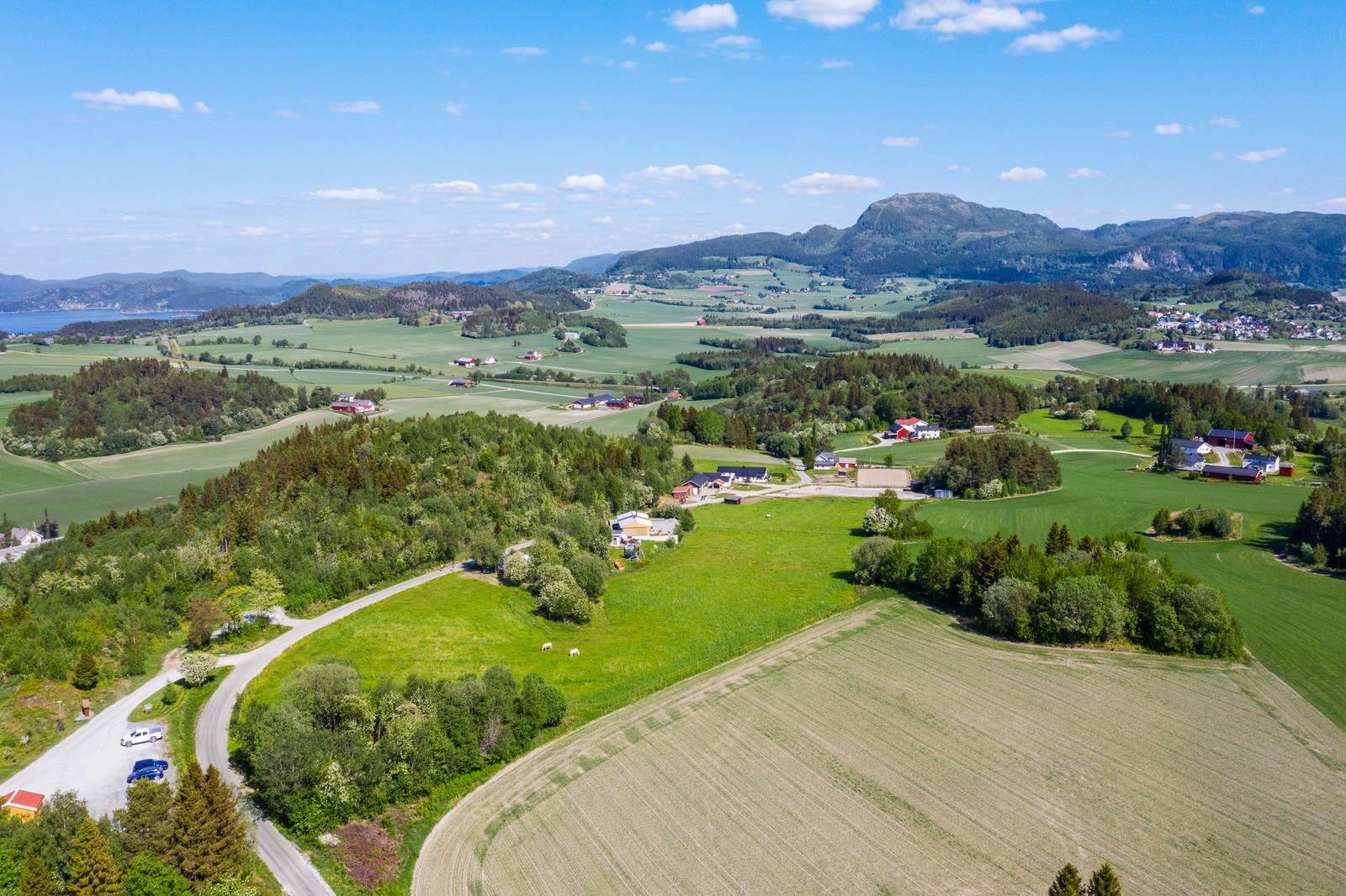 Eiendommen ligger kun ca. 10 min unna Stjørdal og ca. 40 min unna Trondheim. Det bygges nå ny 4- felts mottervei fra Trondheim - Stjørdal, noe som etter ferdigstillelse vil korte ned kjøretiden betraktelig. Galleribilde