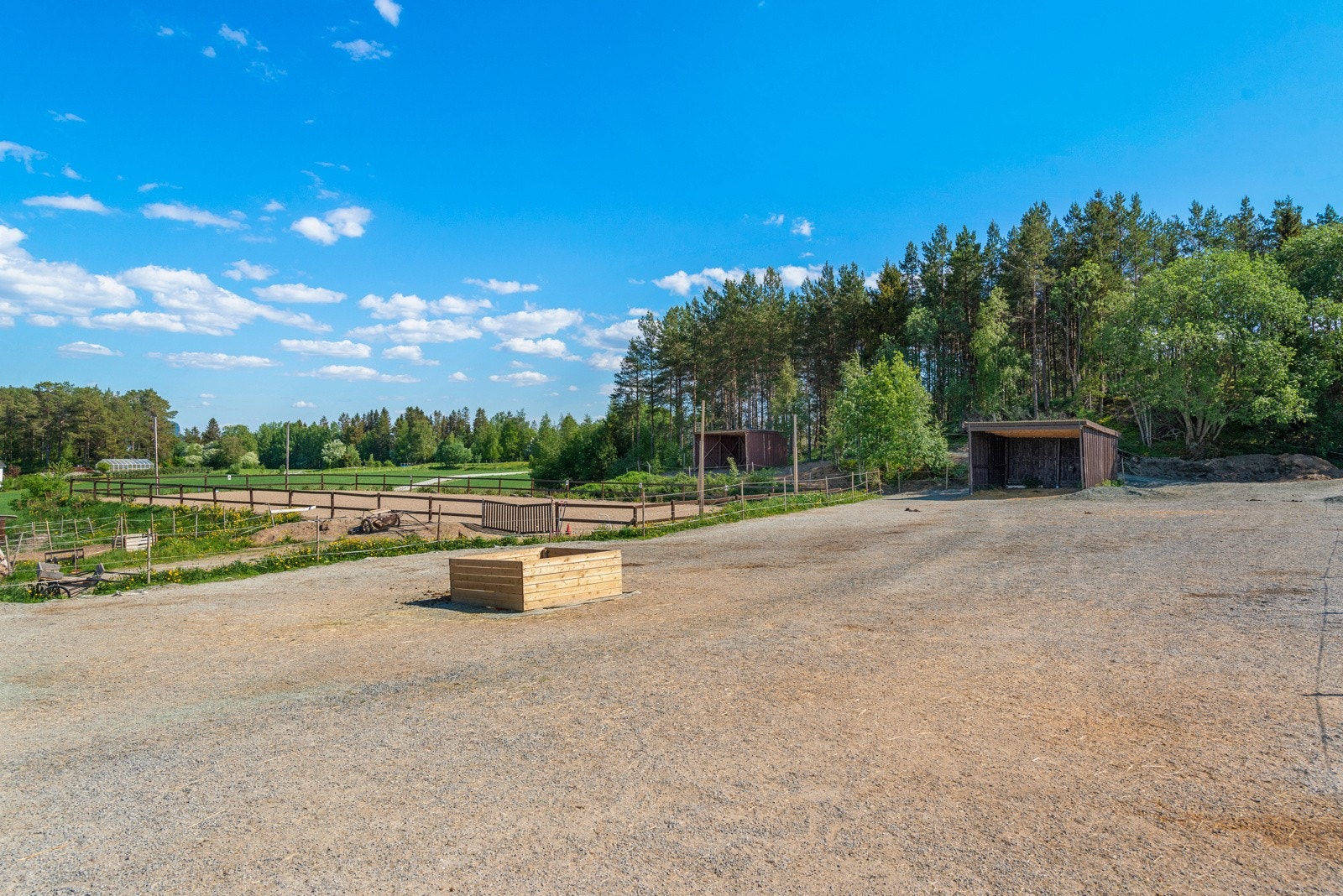 Eiendommen har flotte paddocks som er oppgruset. Galleribilde