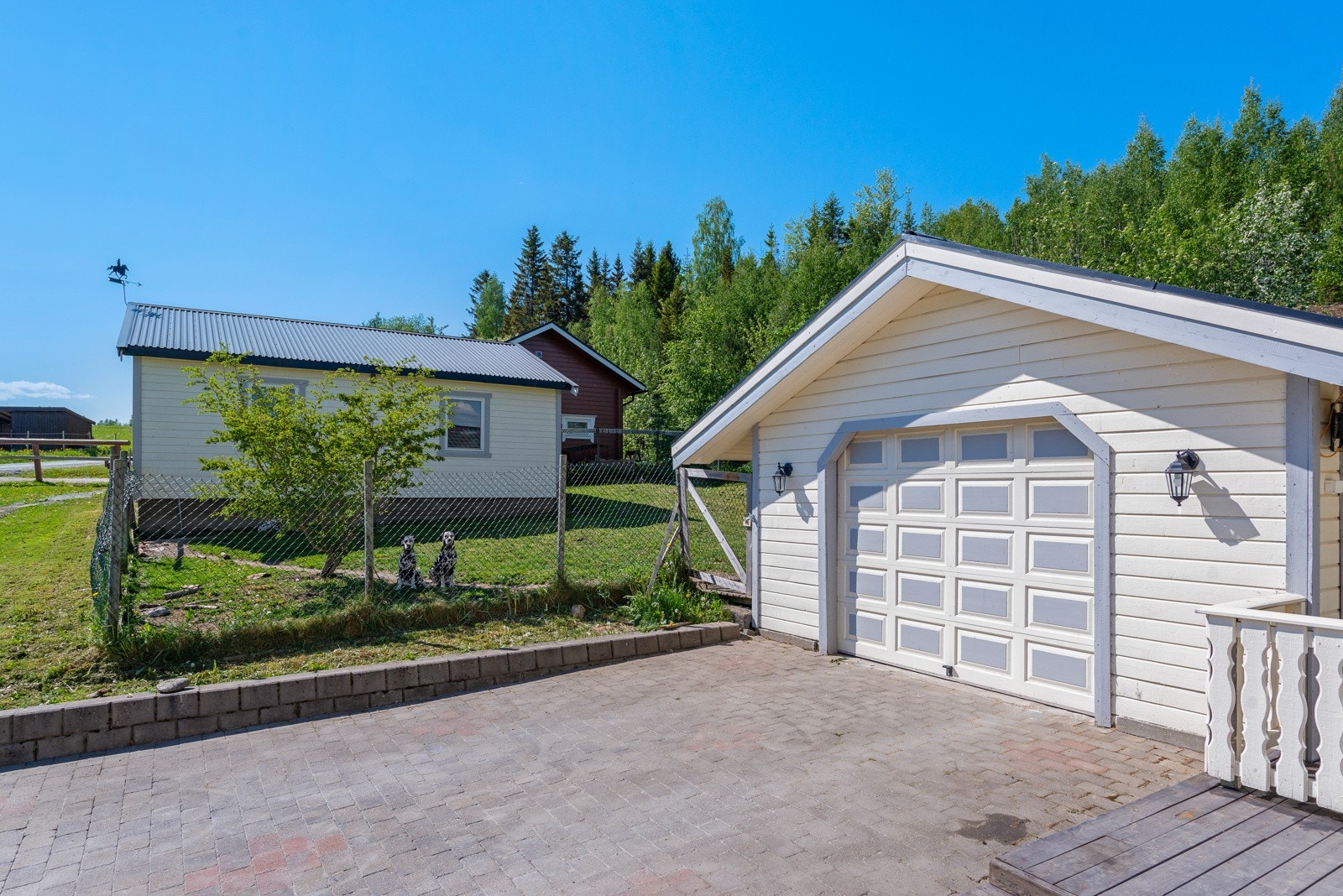 Romslig hundegård ved garasjen. Galleribilde