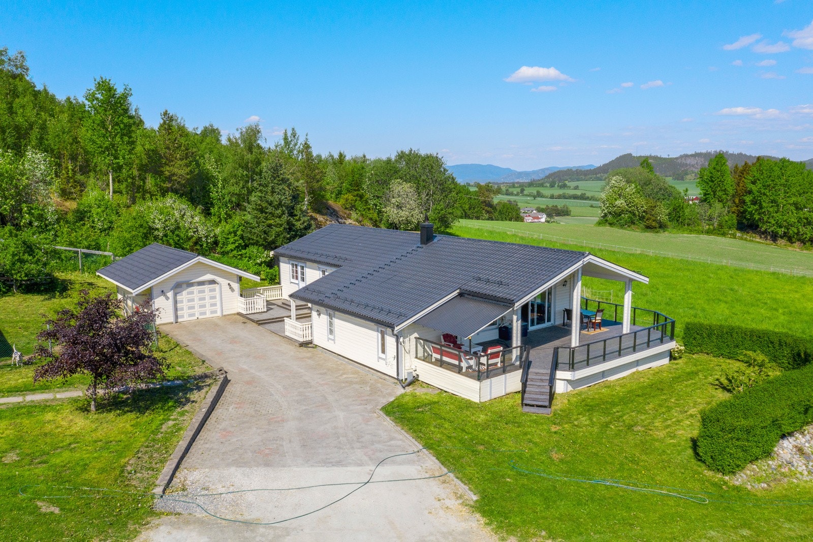 Eiendommen ligger fint til med svær gode sol- og utsiktsforhold. Det er lite innsyn på eiendommen. Galleribilde