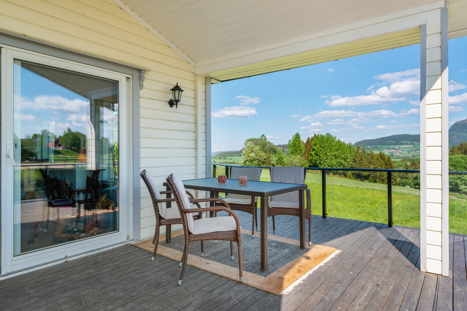 Delvis overbygd terrasse med vakker utsikt og gode solforhold. Galleribilde