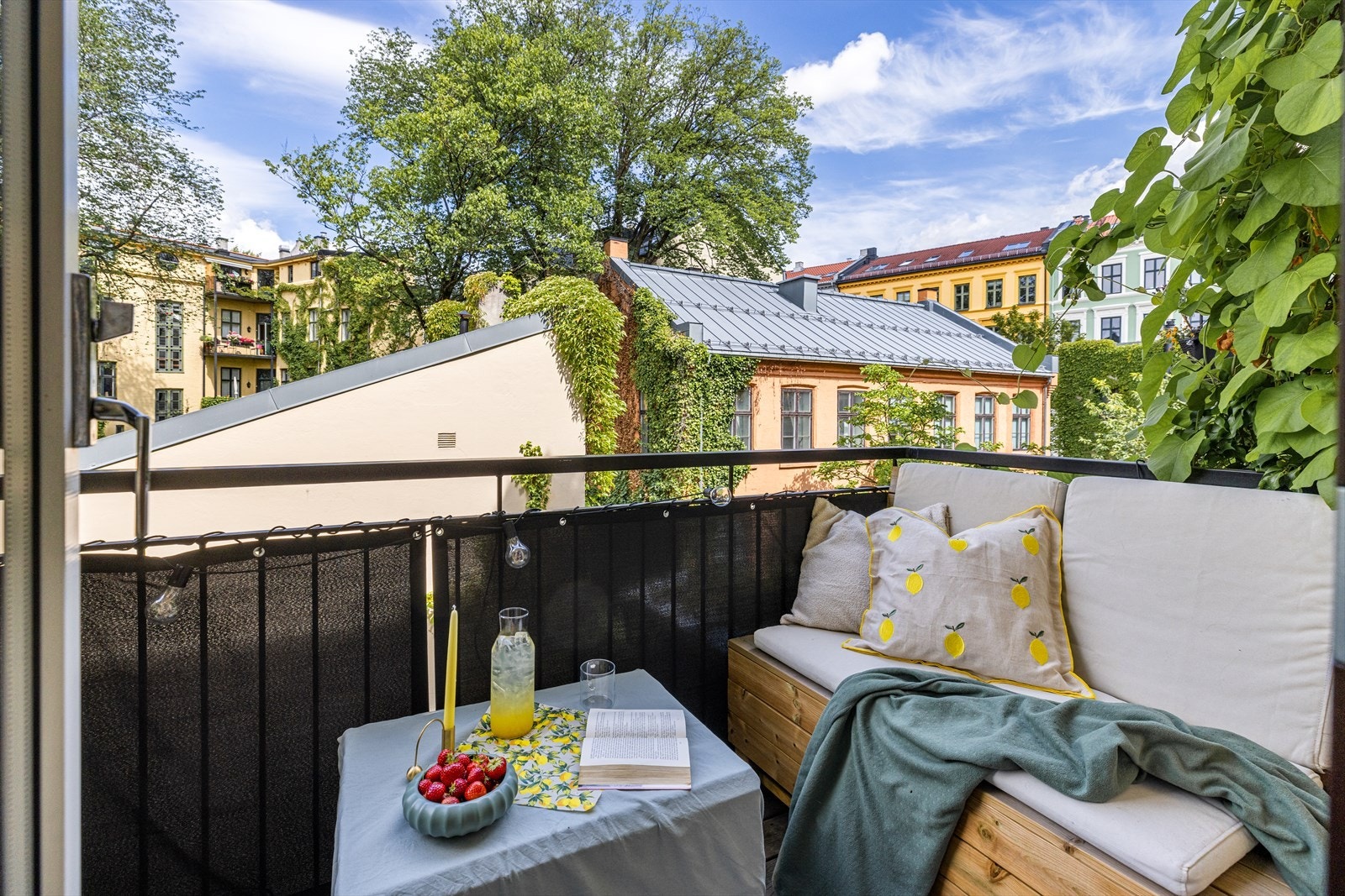 Morgensolen er på kjøkken og stue, mens på balkongen kan man nyte kveldssolen. Galleribilde
