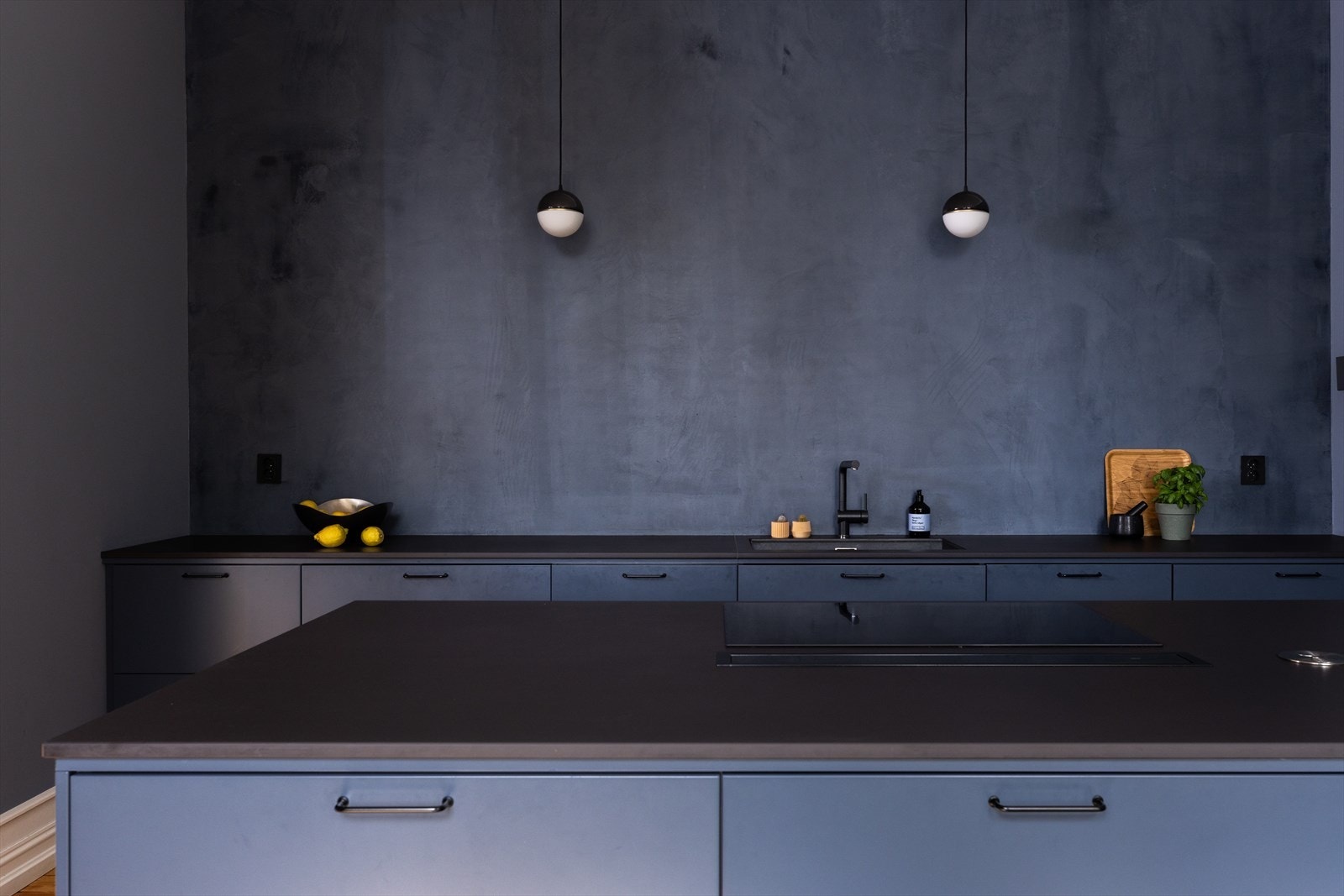 Benkeplaten er fra Nerostein, som man kan sette kjelen rett på (Dekton keramisk benkeplate som er varmebestandig, smussbestandig, motstandsdyktig mot kjemiske produkter og skrammer. Galleribilde