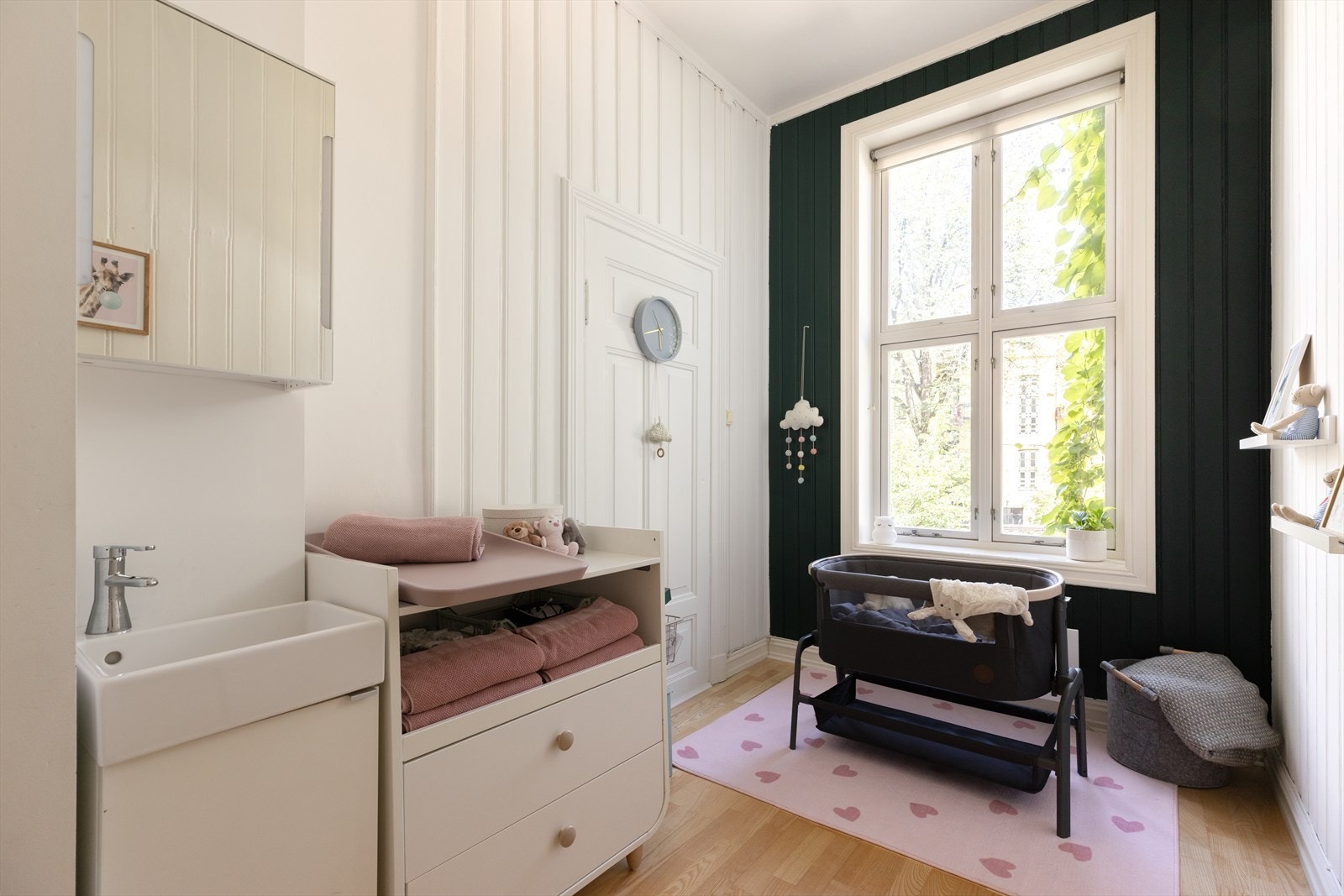 Det minste soverommet har en mindre servant. Galleribilde