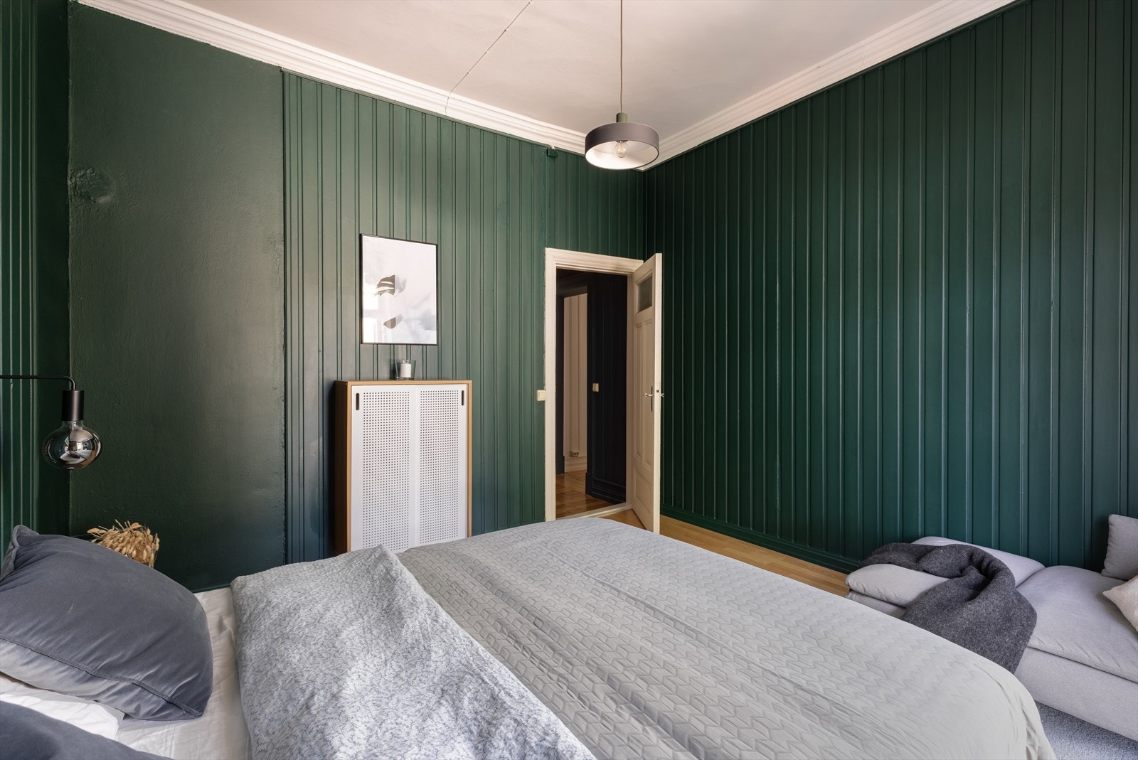 Soverommet er malt i en mørk og lun grønnfarge. Galleribilde