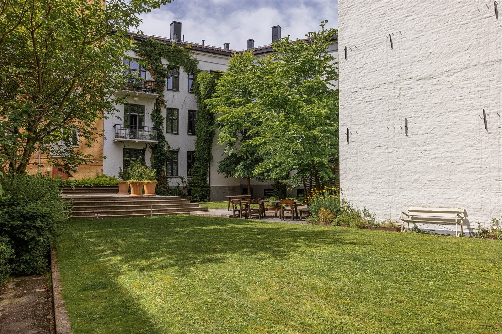 En barnevennlig bakgård som er inngjerdet. Galleribilde