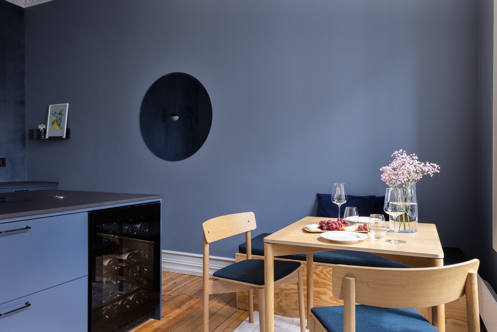 Integrerte hvitevarer er høykvalitetsprodukter som består av platetopp og ventilator fra Witt, ovn fra Samsung, oppvaskmaskin fra Electrolyc, kjøleskuff fra Norcool og vinskap fra Temptech. Galleribilde