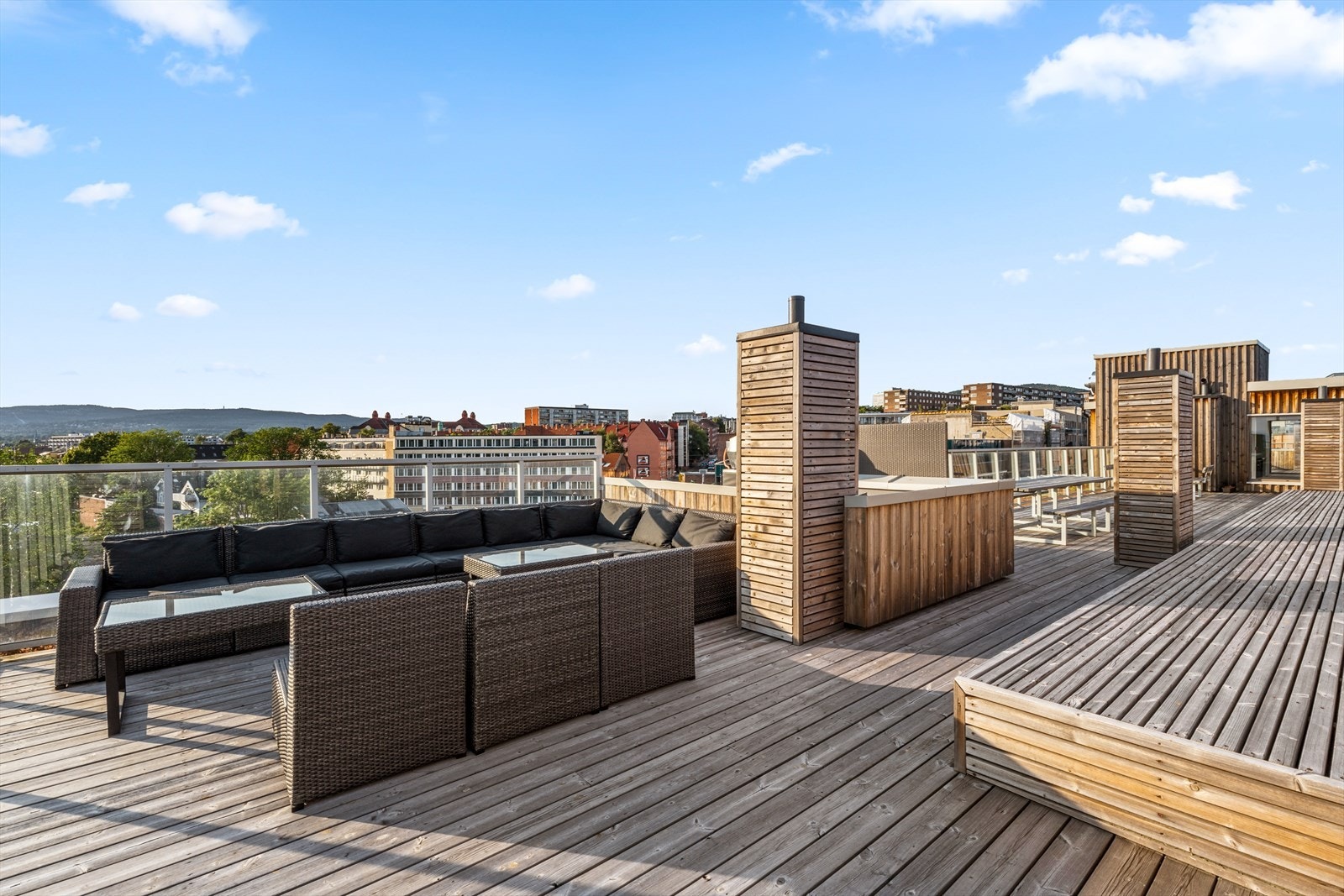 Stor felles takterrasse på over 300 m² med utemøbler og sol hele dagen. Galleribilde