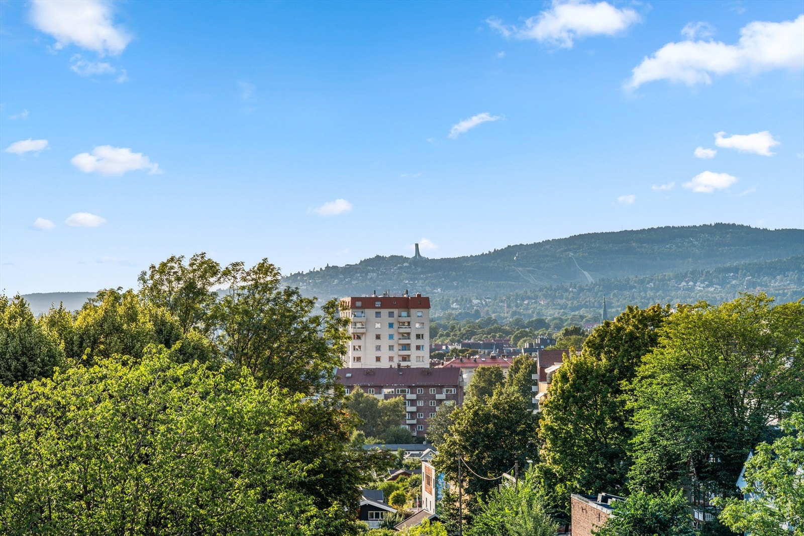 Flott utsikt mot Holmenkollen fra felles takterrasse. Galleribilde