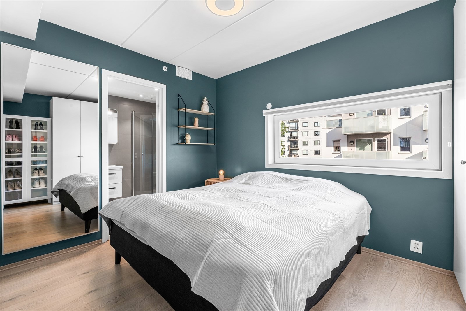 God plass til dobbeltseng og direkte adkomst til eget bad. Galleribilde