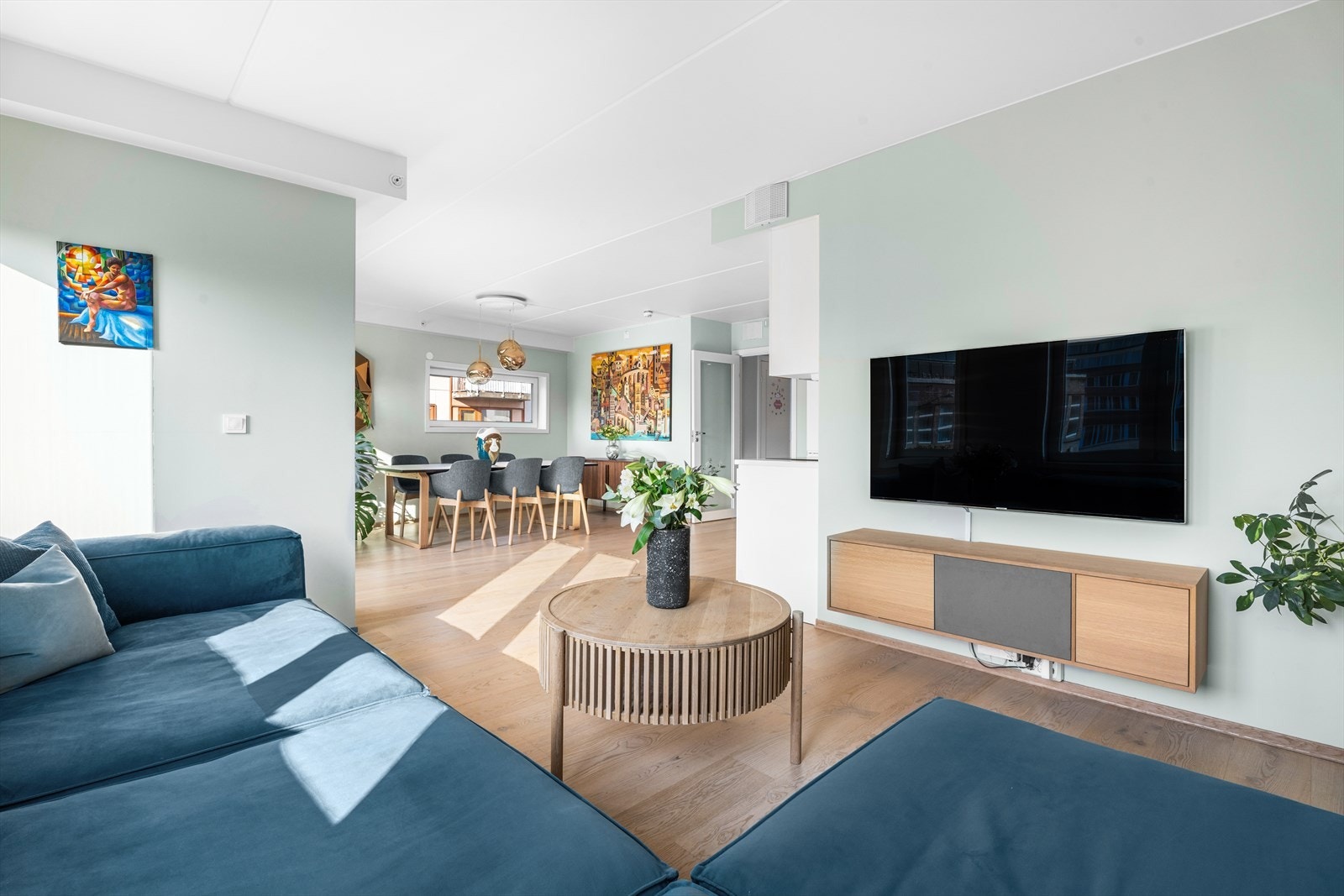Fin oversikt fra godplassen i sofaen uten å se kjøkkenet. Galleribilde