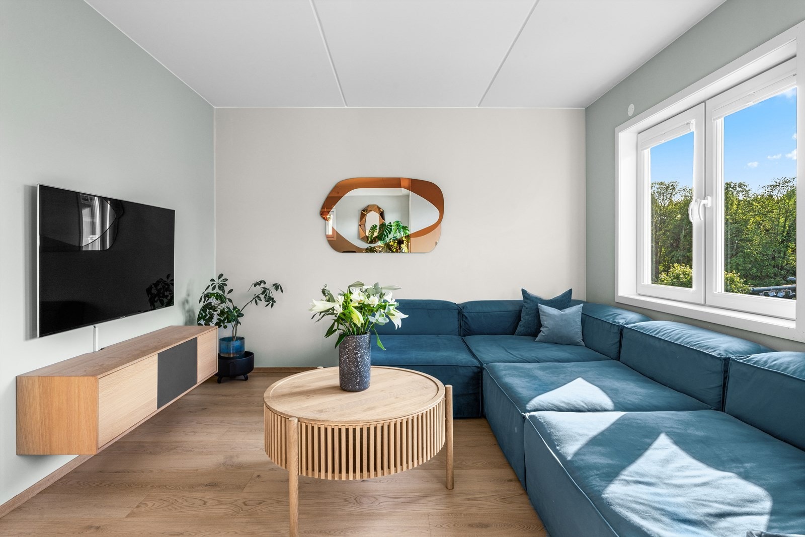 God plass til stor sittegruppe og TV-møbel eller hyllesystem. Galleribilde