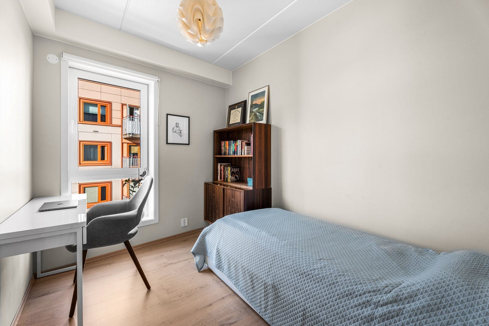 Soverom II på ca. 7 m²med plass til seng, garderobeskap og skrivebord. Galleribilde